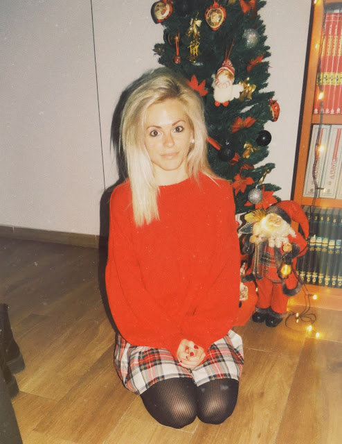 Alejandra Colomera con jersey rojo de manga abullonada, falda tartán blanco y medias negras