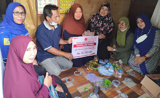 Komunitas Tangan Kanan Salurkan Bantuan Uang Tunai Ke ibu Nining Untuk Pembayaran Tanah