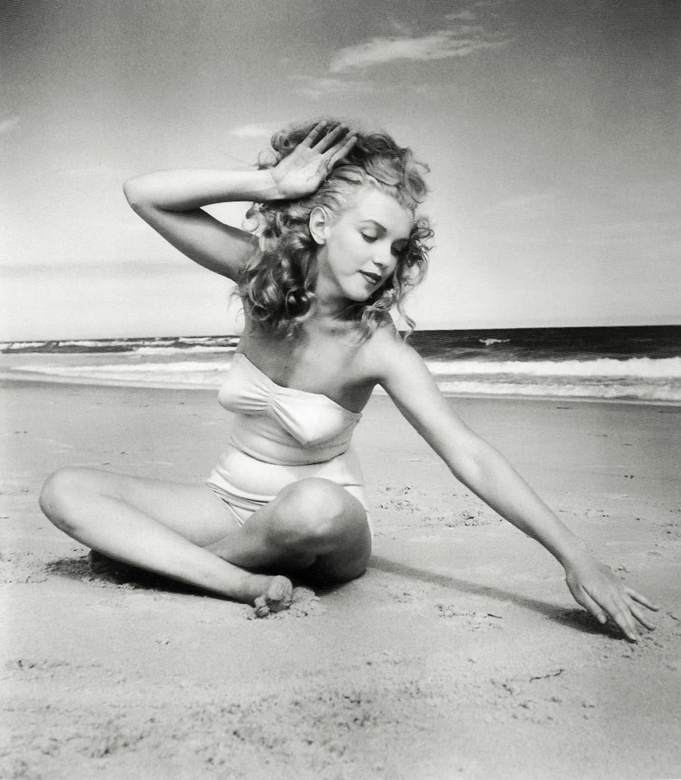 http://1.bp.blogspot.com/-98wm1PMXzC8/TmP1Dl_Q1cI/AAAAAAAADdI/eal9PVjxEUc/s1600/marilyn_monroe_1949_beach_photoshoot_018.jpg