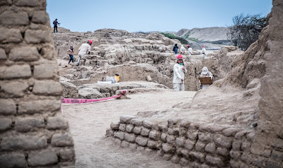 Sitio arqueológico de Chan Chan, en Perú, con personas realizando trabajos de excavación.
