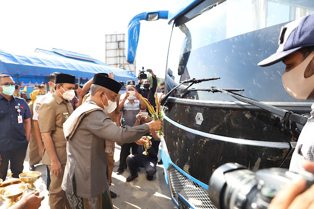 Wakil Bupati Aceh Besar Tgk Husaini A Wahab bersama Bupati Aceh Besar Ir Mawardi Ali melakukan Peusijuk Bus Trans Jantho