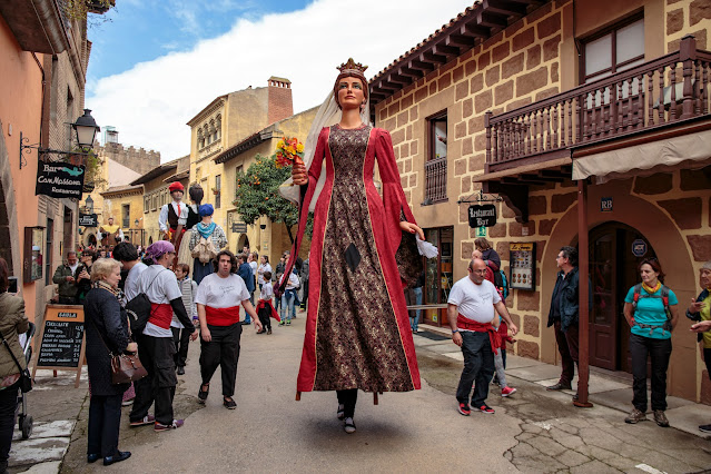 Шествие Гигантов в Испанской деревне, Барселона (Diada Gegants Poble Espanyol Barcelona)