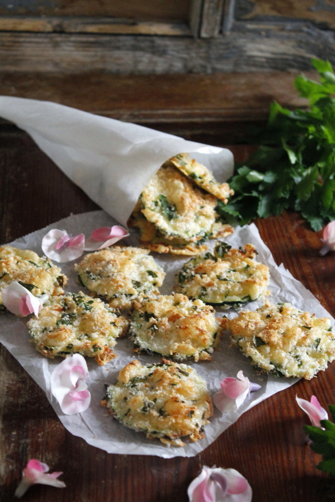 Rodajas De Calabacín Con Perejil, Cebollino Y Queso
