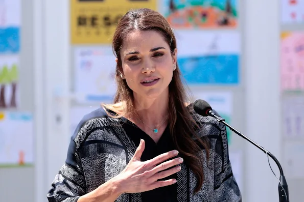 Queen Rania of Jordan meets Syrian refuges at the Karatepe municipality camp