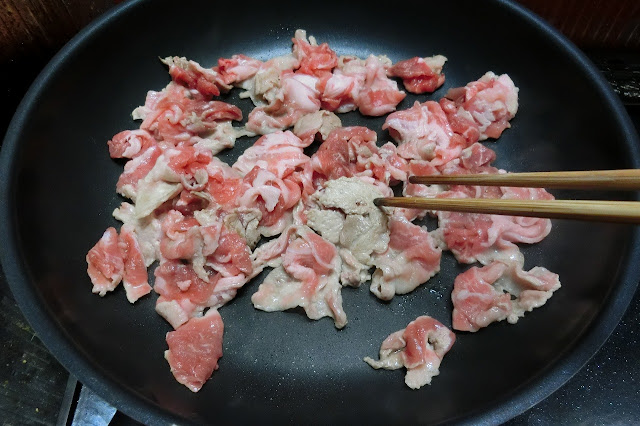 同じフライパンをサッと洗い、フライパンを熱して油を入れて豚肉を炒めます。