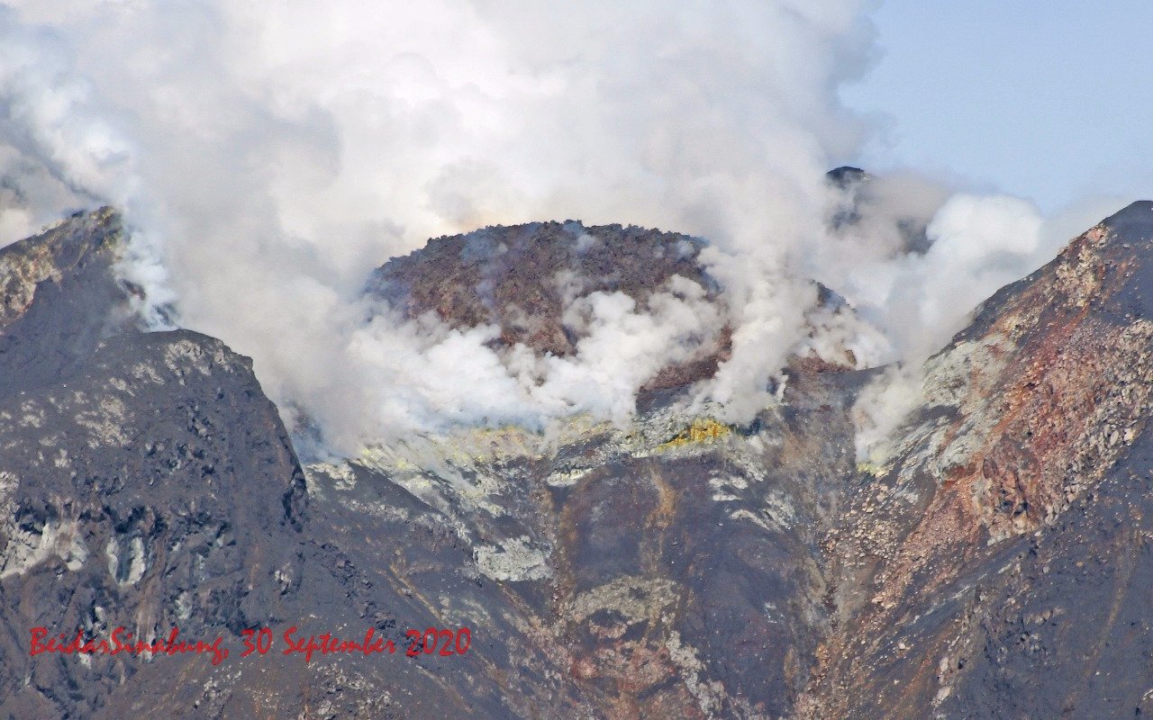 Culture Volcan Nouveau dôme de lave au sommet du volcan Sinabung