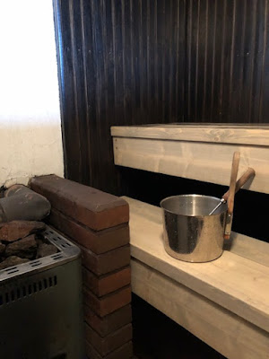 unnelmalliseksi petsattu sauna on puulämmitteinen. Puut sisältyvät vuokrahintaan. The sauna is heated with wood.