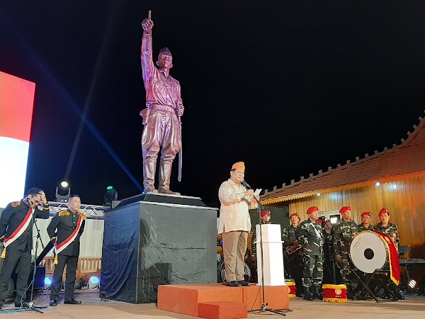 Hari Pahlawan, Menhan Prabowo Resmikan Patung Jenderal Sudirman di Rumah Hendropriyono