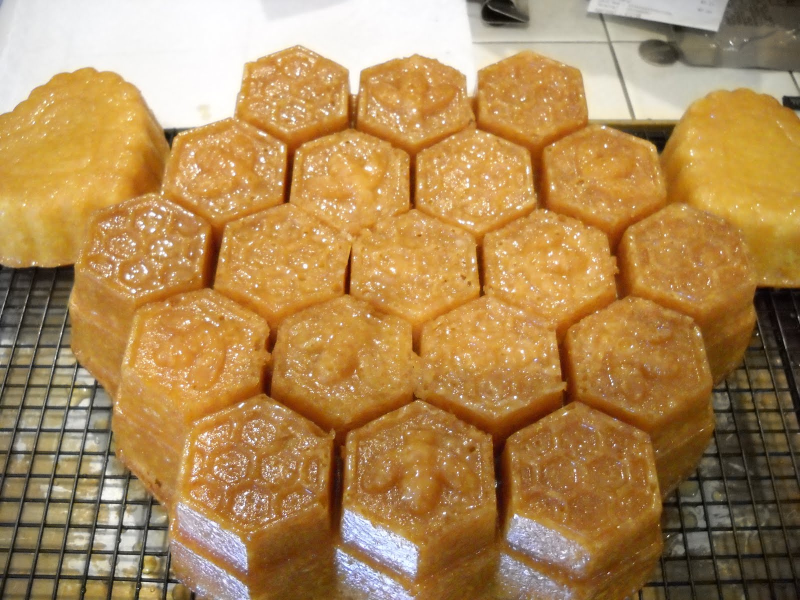 часы с медовыми сотами. рецепт как сделать соты. медовые соты печенье калорийность 1 шт. медовые пирожные. сахарные конфеты дальгона.