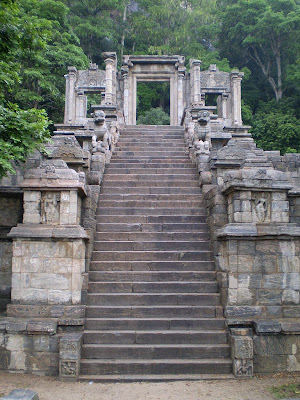первый храм зуба Будды находился Япахуве, в конце третьей лестницы, львы по бокам