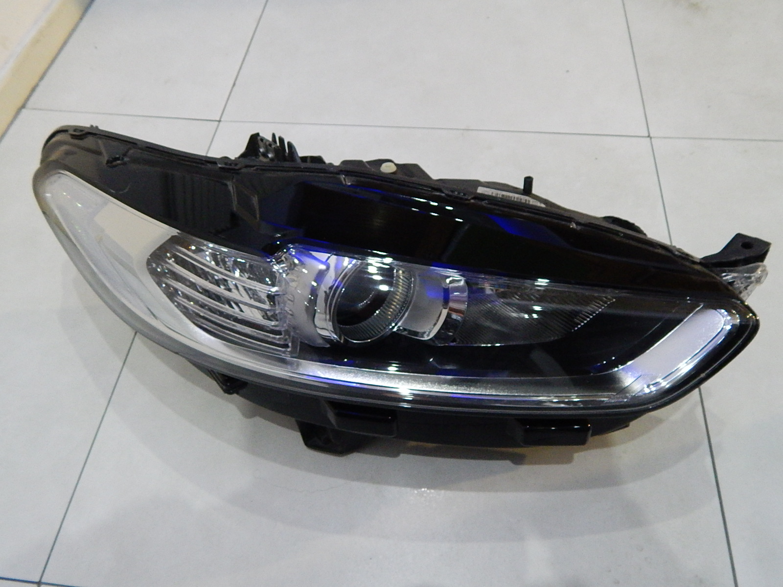 Naprawa świateł samochodowych Ford Mondeo MK5 prawa lampa