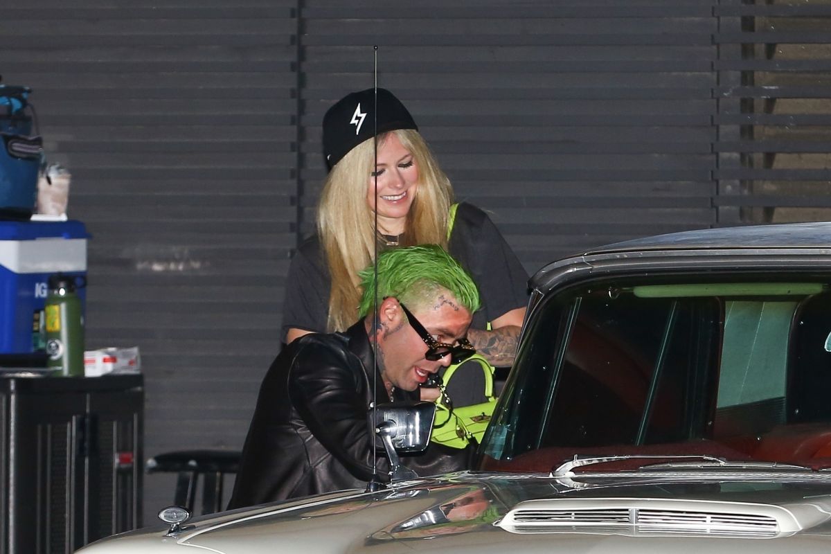 Avril Lavigne y Mod Sun lucen como la realeza Punk Rock en un Cadillac