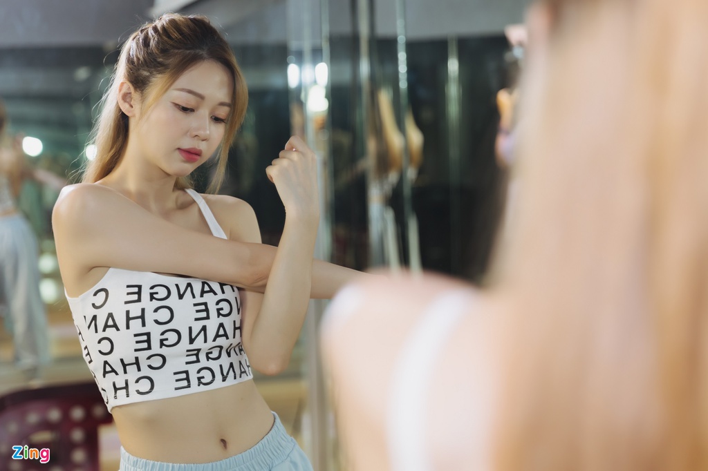 Liz Kim Cương tập luyện vũ đạo