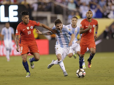 Pemain Chile Menempel Ketat Lionel Messi pada partai final Copa America Centenario 2016