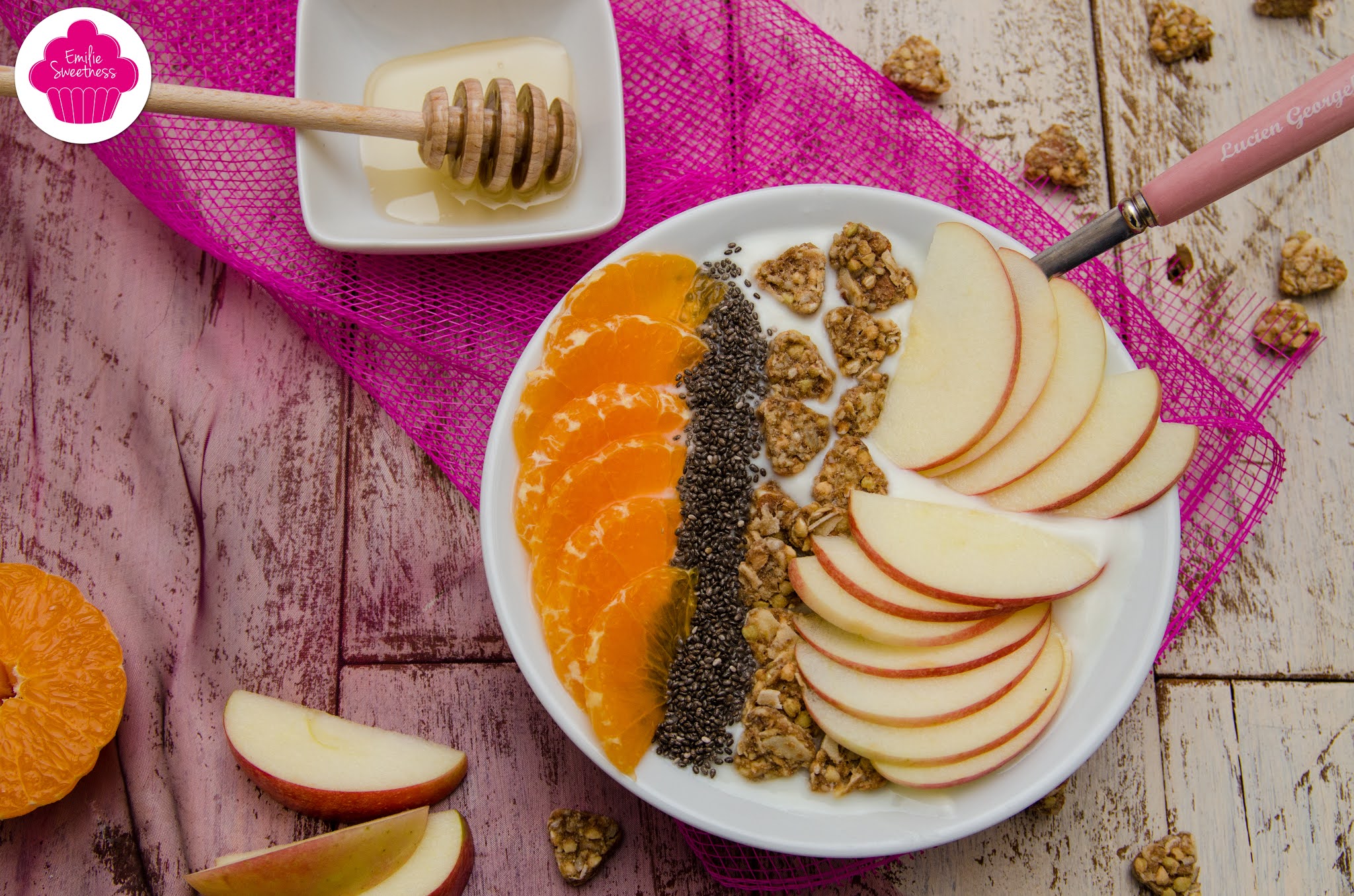 Emilie Sweetness Bowl de fromage blanc, miel, graines de chia, clémentine, pomme et granola