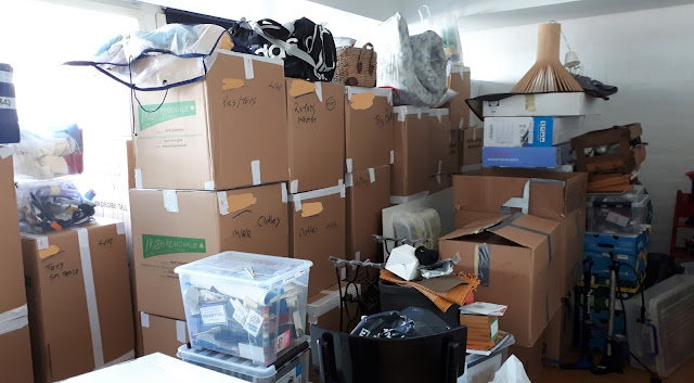 Osa muuttolaatikoista muutto, muuttaminen, paluumuutto, pahvilaatikkopino, konmari, secto, osa muuttolaatikoista
