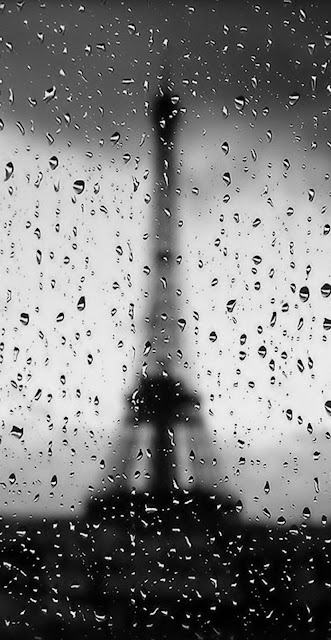 خلفيات تساقط المطر على برج ايفل 4K للايفون