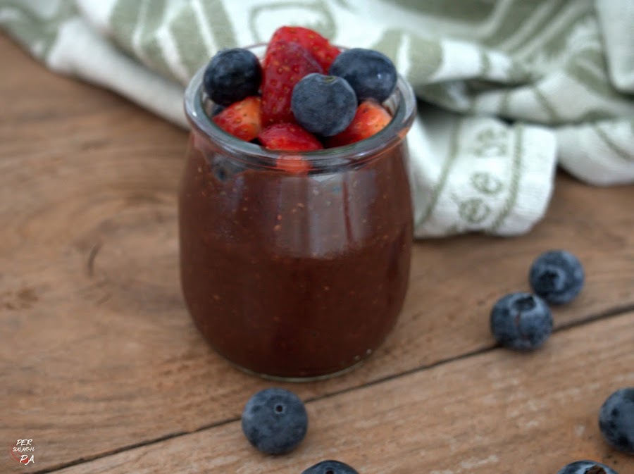 Puding de chía y chocolate con leche vegetal (avena) y topping de fruts rojos