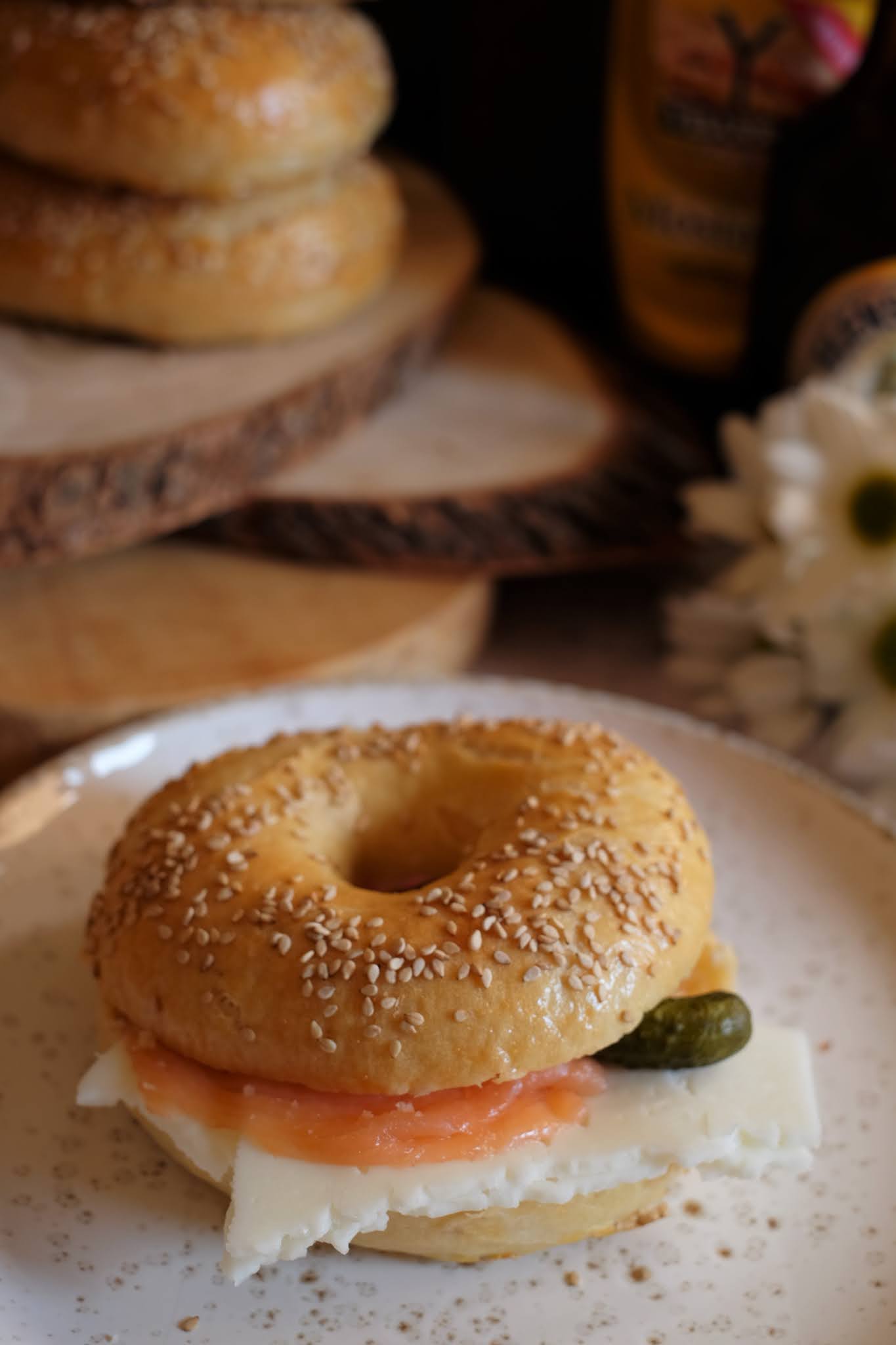 Bagels caseros con salmón, queso y pepinillos agridulces. Cuchillito y Tenedor