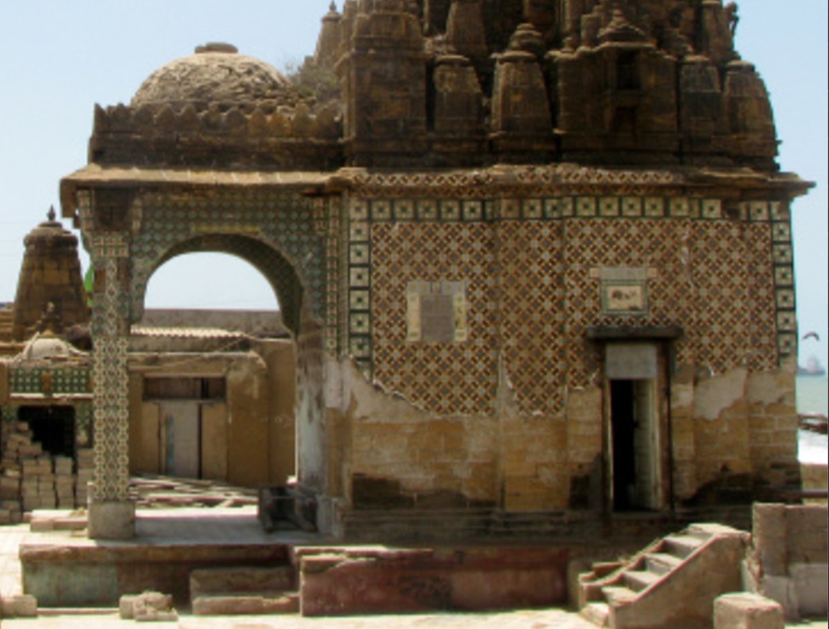 1,000 year old Hindu temple in Karachi now used as toilet for tourists