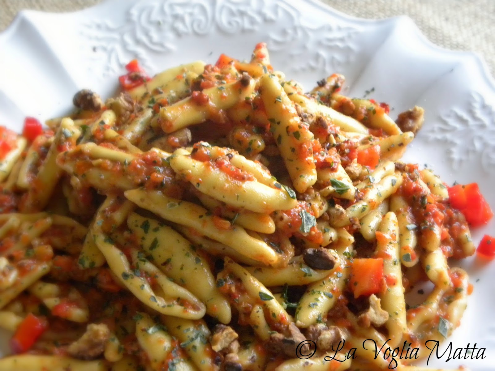 gnocculi  al pesto di peperoni e noci