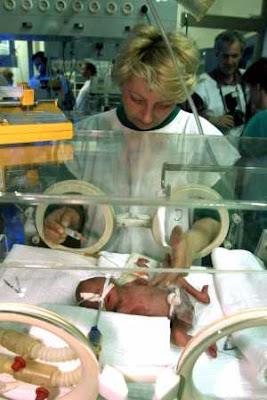 A nurse attends to a premature baby who was born earlier in the day at the time of NATO bombing  this day (AP PHOTO / Srdjan Ilic)