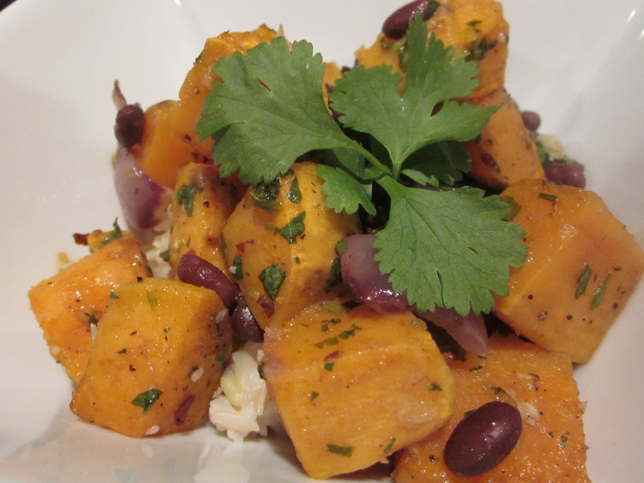 гарнир к салату из фасоли. молодой картофель с укропом и маслом. картофель на праздничный стол. постные блюда из картошки. красивые блюда из картошки.