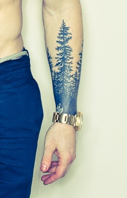 Tatuaje bosque de pinos