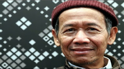  Biografi Ahmad Tohari     Ahmad Tohari adalah sastrawan yang terkenal dengan novel triloginya Ronggeng Dukuh Paruk yang ditulis pada 1981. Belum lama ini ia dianugerahi PWI Jateng Award 2012 dari PWI Jawa Tengah karena karya-karya sastranya yang dinilai mampu menggugah dunia. Lahir di Tinggarjaya, Jatilawang, Banyumas, Jawa Tengah pada 13 Juni 1948, Ahmad Tohari menamatkan SMA nya di Purwokerto. Setelah itu ia menimba ilmu di Fakultas Ilmu Kedokteran Ibnu Khaldun, Jakarta (1967 1970), Fakultas Ekonomi Universitas Sudirman, Purwokerto (1974-1975), dan Fakultas Sosial Politik Universitas Sudirman (1975-1976).  Trilogi novel yang fenomenal ini telah diterjemahkan ke 5 bahasa asing. Novel Ronggneg Dukuh Paruk menceritakan hari-hari seorang penari ronggeng, Srintil, yang harus hidup dalam kultur masyarakat pedesaan. Sebagai pewaris dari tradisi ronggeng di desanya, Srintil harus melepaskan keperawanannya pada laki-laki yang "terpilih,". Ya, sekilas di novel ini memang mengumbar adegan pornografi. Tapi sejatinya Ahmad Tohari hanya ingin memberikan kritik pada masyakatat yang teguh memegang tradisi. Padahal tradisi itu bertentangan dengan nilai-nilai Islam yang setiap hari digelutinya. Tuduhan ini memang sangat beralasan. Figur Ahmad Tohari yang sehar L-hari dikenal sebagai seorang santri tulen, tiba-tiba menulis novel yang mengumbar pornografi tentu menimbulkan gejolak bagi kaum santri 