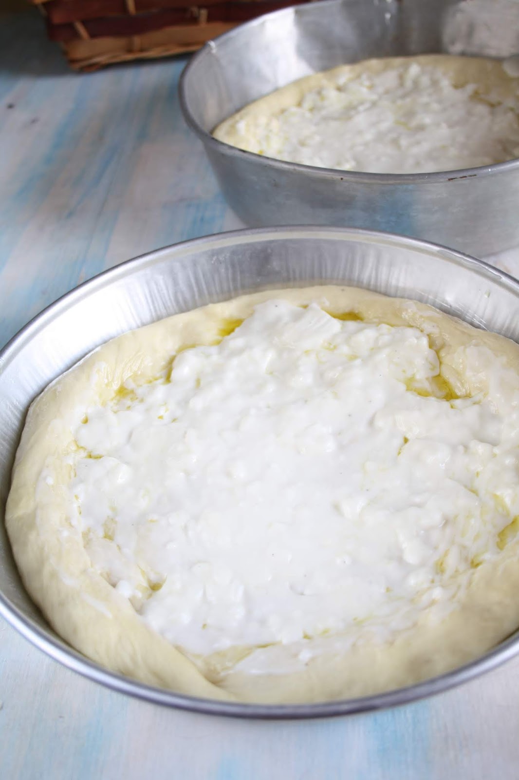 FOCACCIA CON STRACCHINO E PESTO La tavola imbandita...loving cooking...