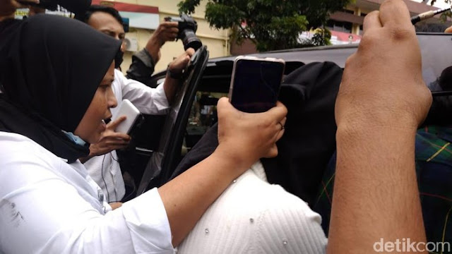 Polisi Amankan Pria Diduga Pesan Hana Hanifa: Pengusaha Inisial A Polisi Amankan Pria Diduga Pesan Hana Hanifa: Pengusaha Inisial A