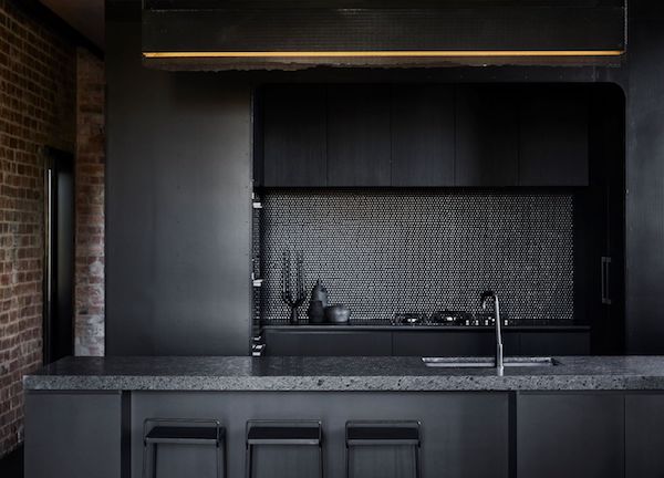 An untra­di­tion­al fam­i­ly home with black details