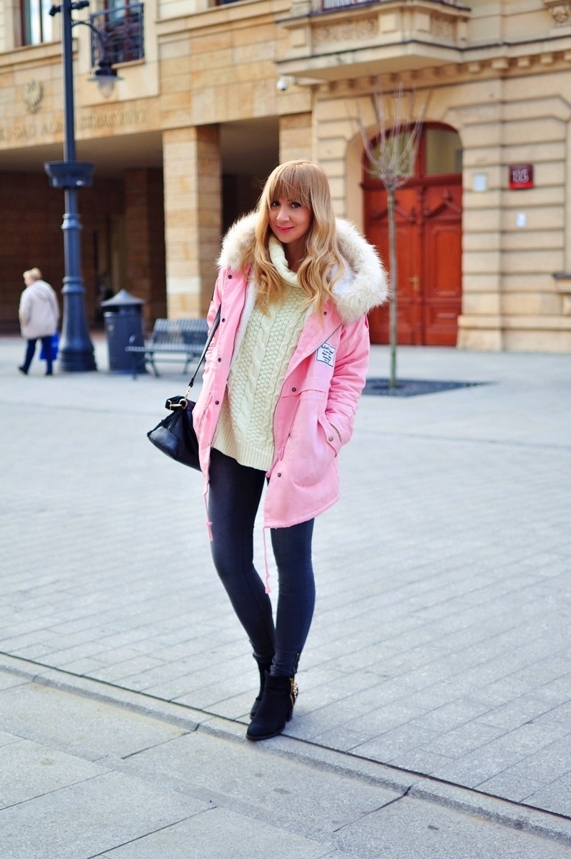 Розовая куртка с чем носить. Ярко розовая куртка. Девушка в розовой куртке. Блондинка в розовой куртке. Девушка в ярко розовой куртке.