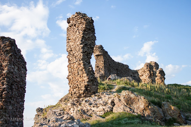 A világosi vár romjai délutáni fényben