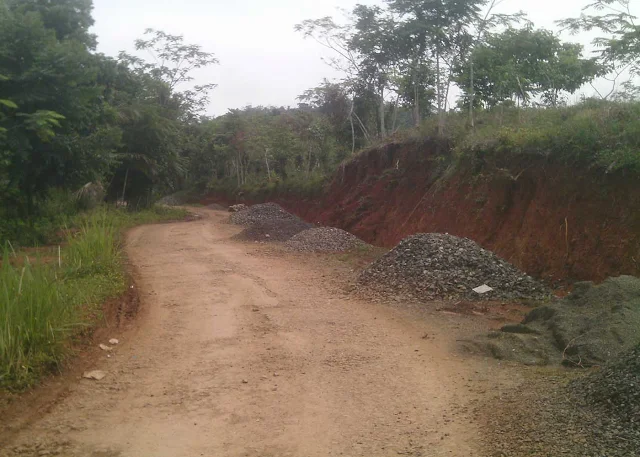 foto jalan yang masih rusak