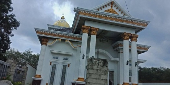 rumah minimalis kombinasi warna putih dan gold atau warna emas