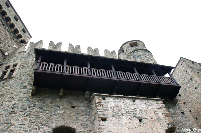 Il bel balcone in legno del Castello di Fenis