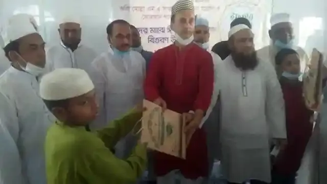 টঙ্গীতে মাদ্রাসা ছাত্রদের মাঝে ঈদ উপহার ও ইফতার বিতরণ