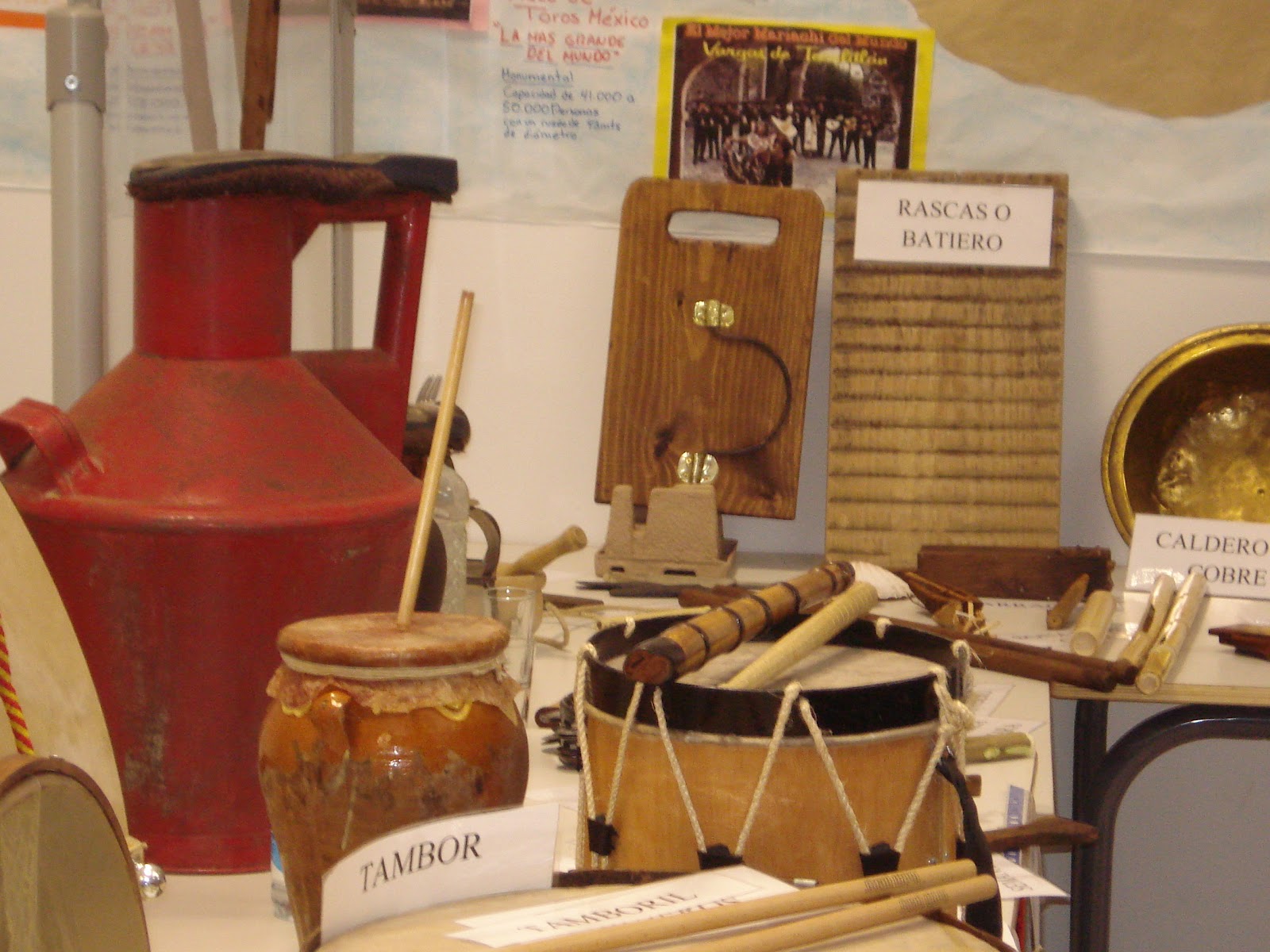 BIBLIOTECA ESCOLAR "V CENTENARIO" EXPOSICIÓN DE INSTRUMENTOS MUSICALES