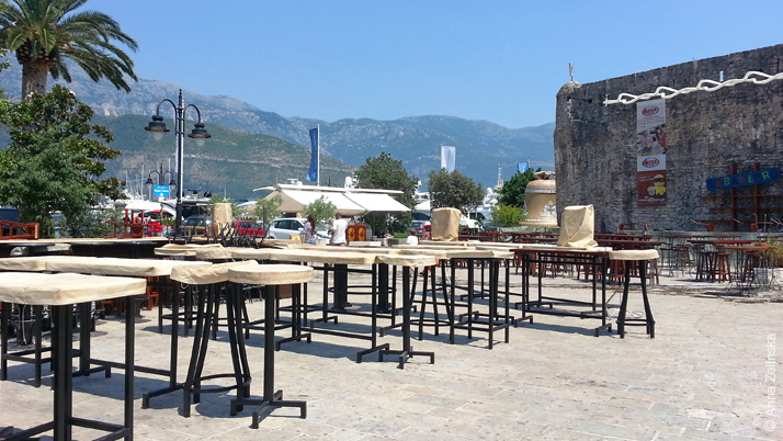 Площадь с летними кафе перед Старым городом, Будва, Черногория