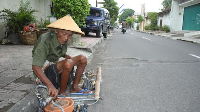 Belajarlah Bersyukur Dari Kakek Dan Nenek Yang Pantang Menyerah Ini