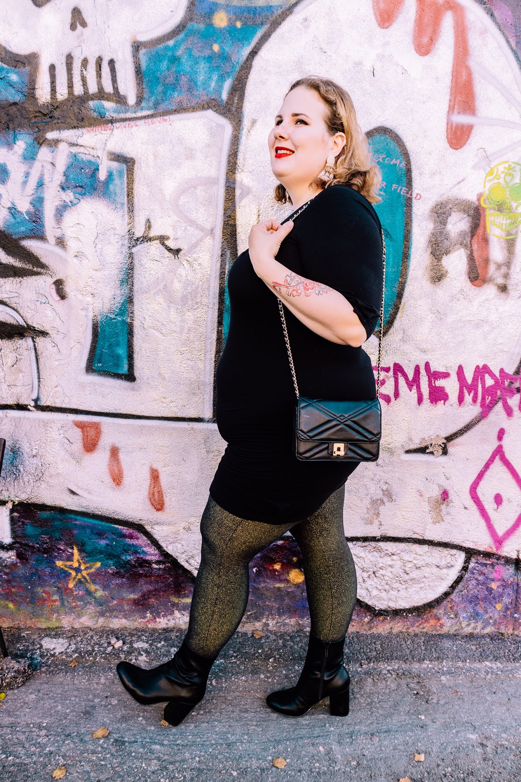 Big mamas home by Jenni S, Kuinka pukea musta mekko 3/4, Asuhaaste, Second hand mekko, glitterlegginssit, Suvilahden graffitit graffitti, Suvilahti, musta mekko, glitterlegginssit, Zadaa, second hand