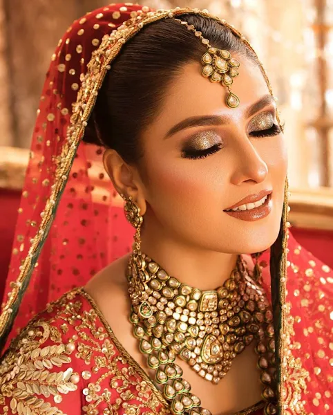 Ayeza Khan looks stunning in dazzling traditional deep red bridal gown by Nomi Ansari Ayeza Khan looks stunning in dazzling traditional deep red bridal gown by Nomi Ansari