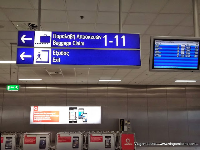 Dois alfabetos no aeroporto de Atenas