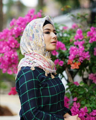 cewek manis pakai JIlbab Pink moti bunga dan biru navy