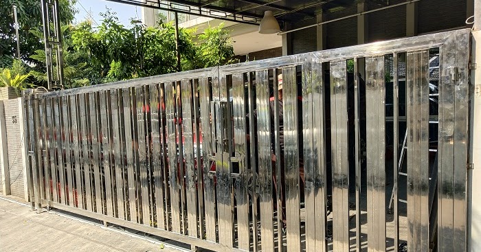 Pintu Pagar Stainless Steel Minimalis Modern, Kualitas Terbaik Dengan
