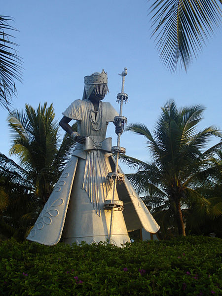 Oração dos quatro elementos pra o Pai Oxalá - Imagem: Isha/Wikimedia Commons: Estatua de Oxalá en Costa do Sauípe, Bahía, Brasil (CC BY 3.0)