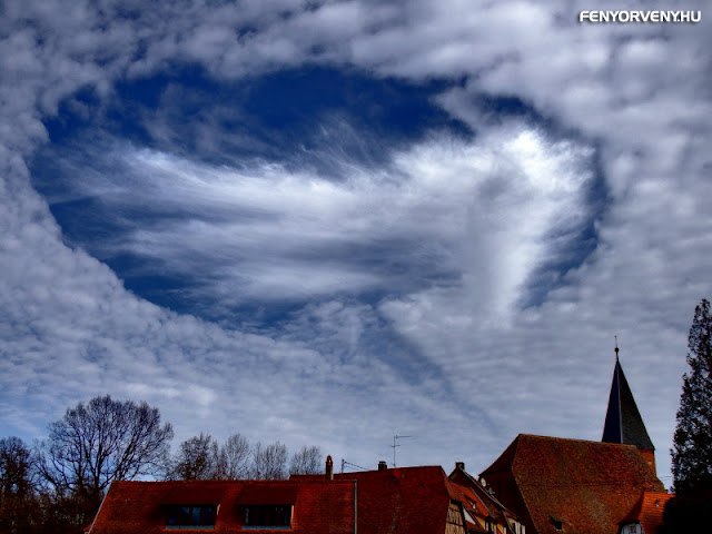 Lyukas felhők jelentek meg az égen Németországban