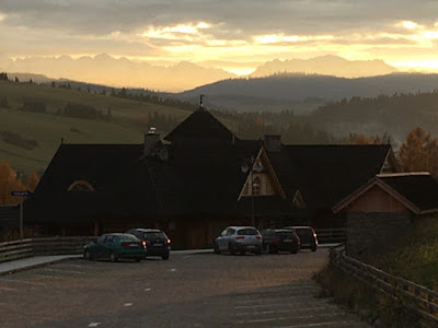 Karczma Zadyma Niedzica-Zamek, parking, widok na Tatry