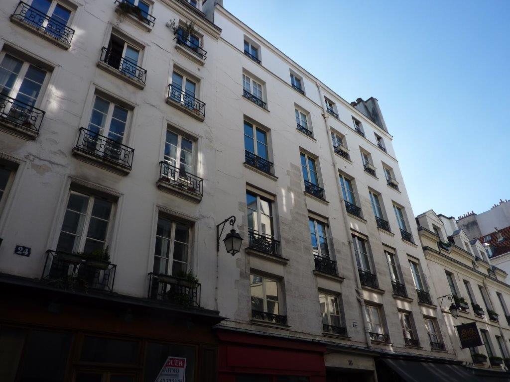 Parisbiseart Une pierre rue SaintPaul